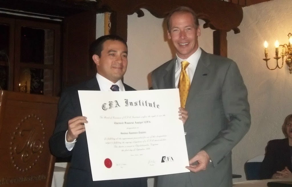 Entrega del CFA Charter por John Rogers, CEO del CFA Institute